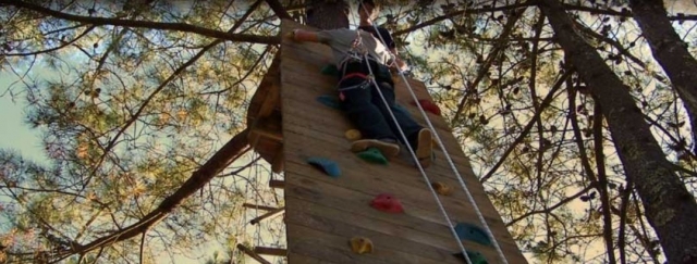 subiendo por un rocodromo